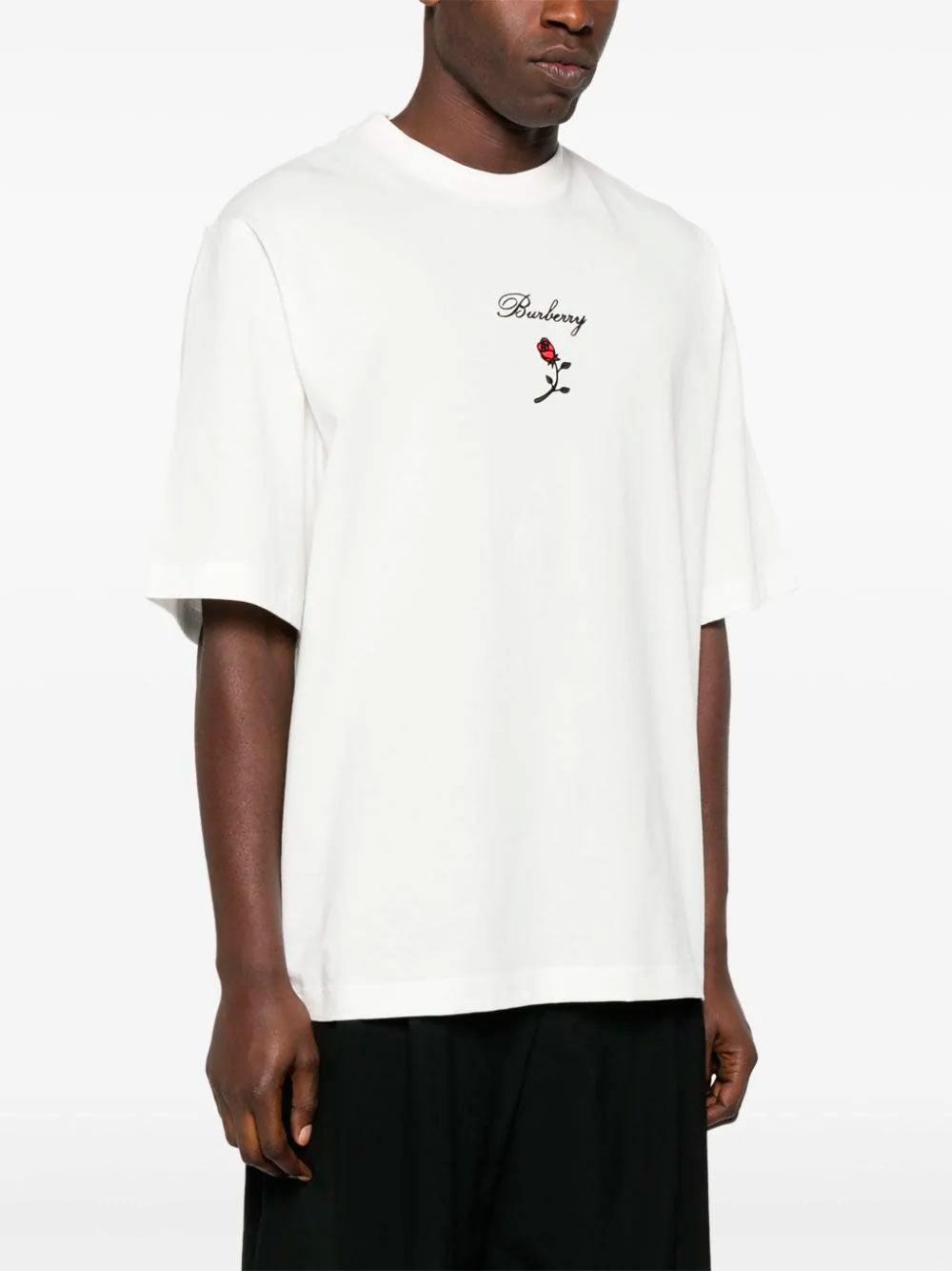 Camiseta con rosa flocada