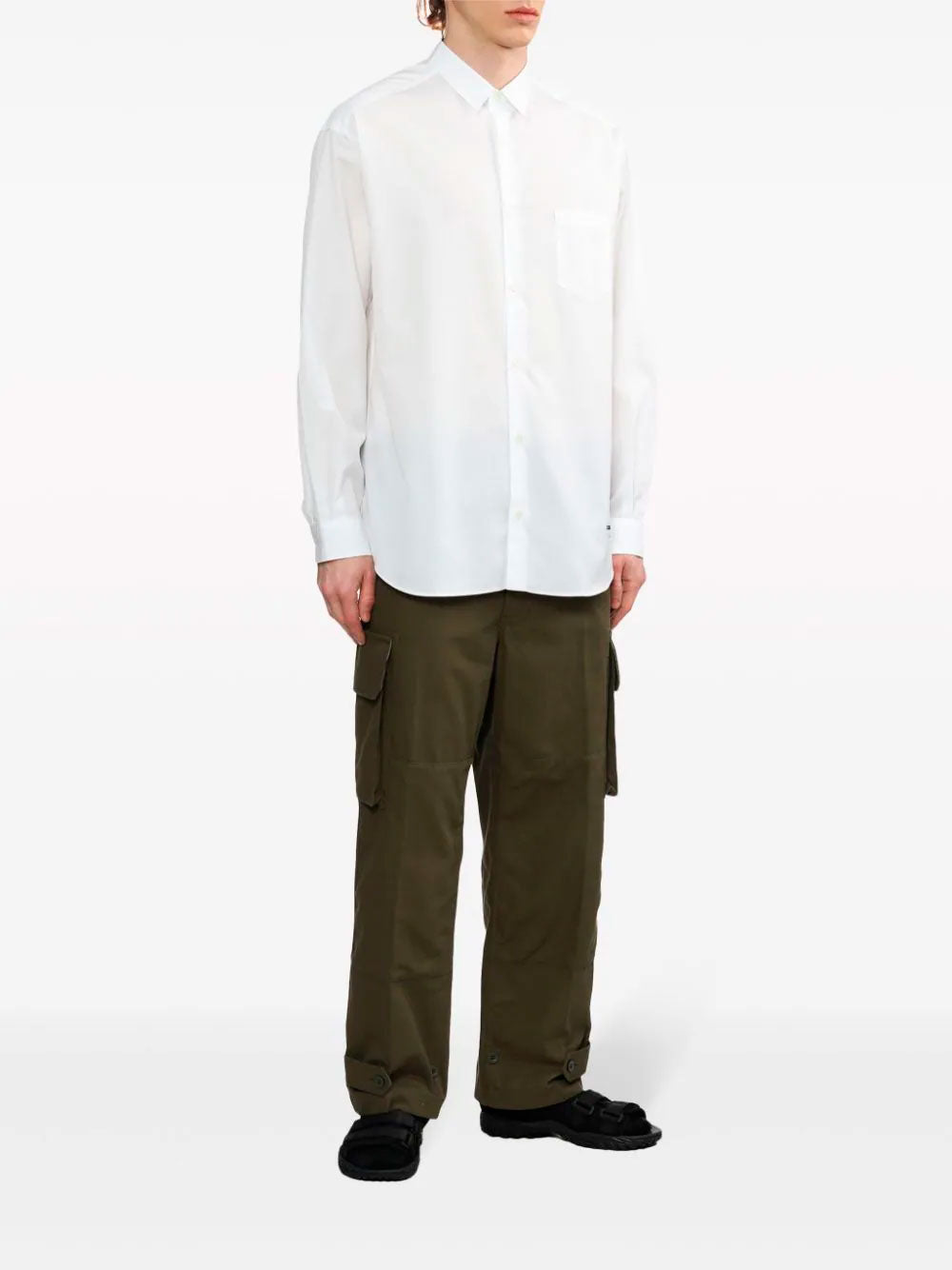 Camisa con logo bordado