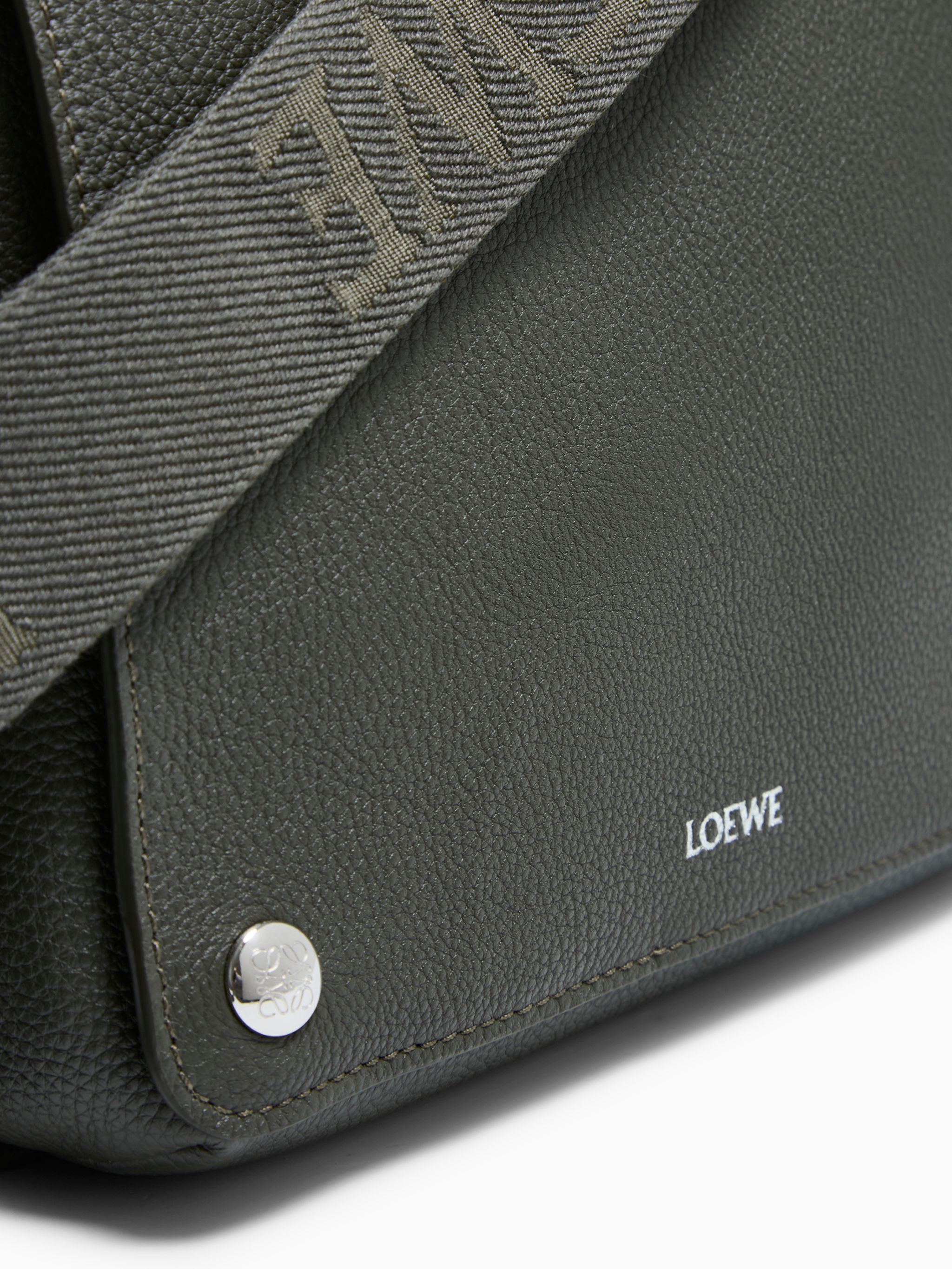 Medium Pebble Messenger bag