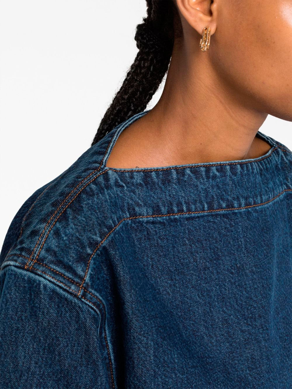 Top denim de escote barco