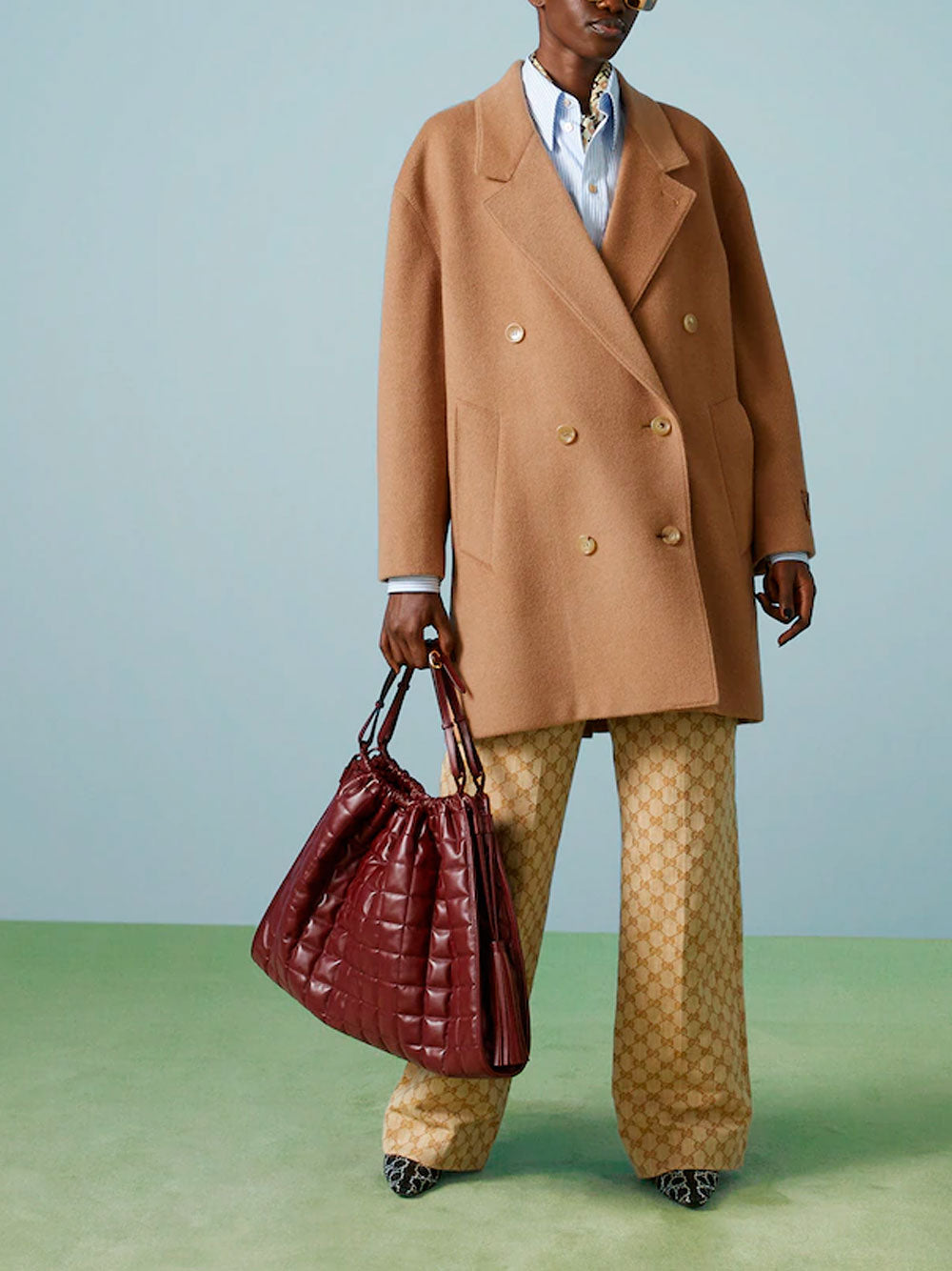 Abrigo camel con etiqueta bordada