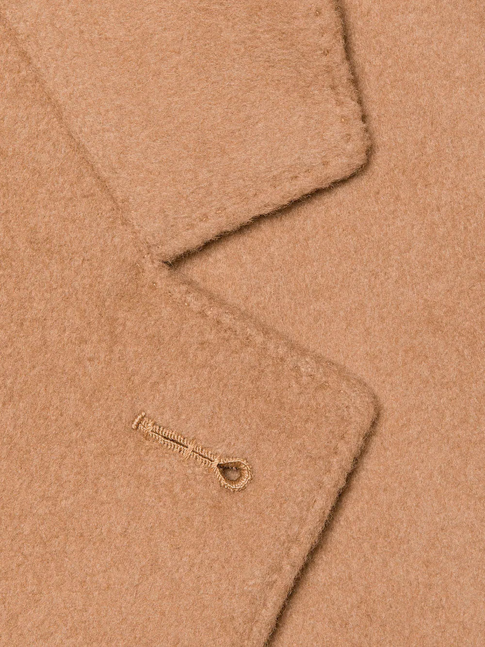 Abrigo camel con etiqueta bordada