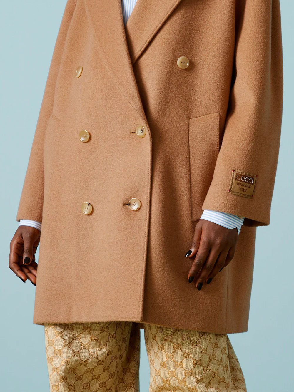 Abrigo camel con etiqueta bordada