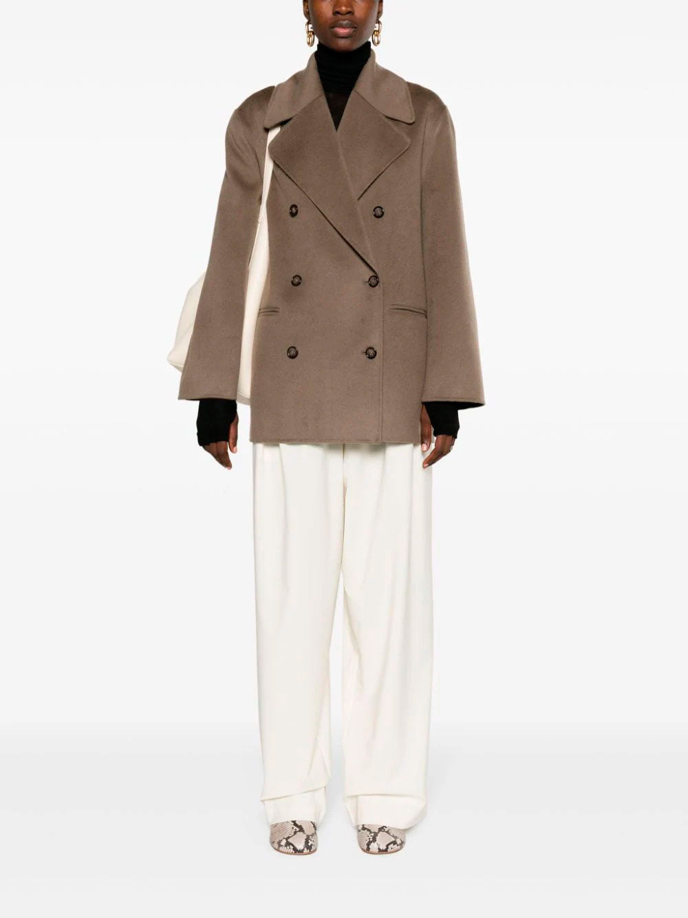 Abrigo de fieltro con doble botonadura