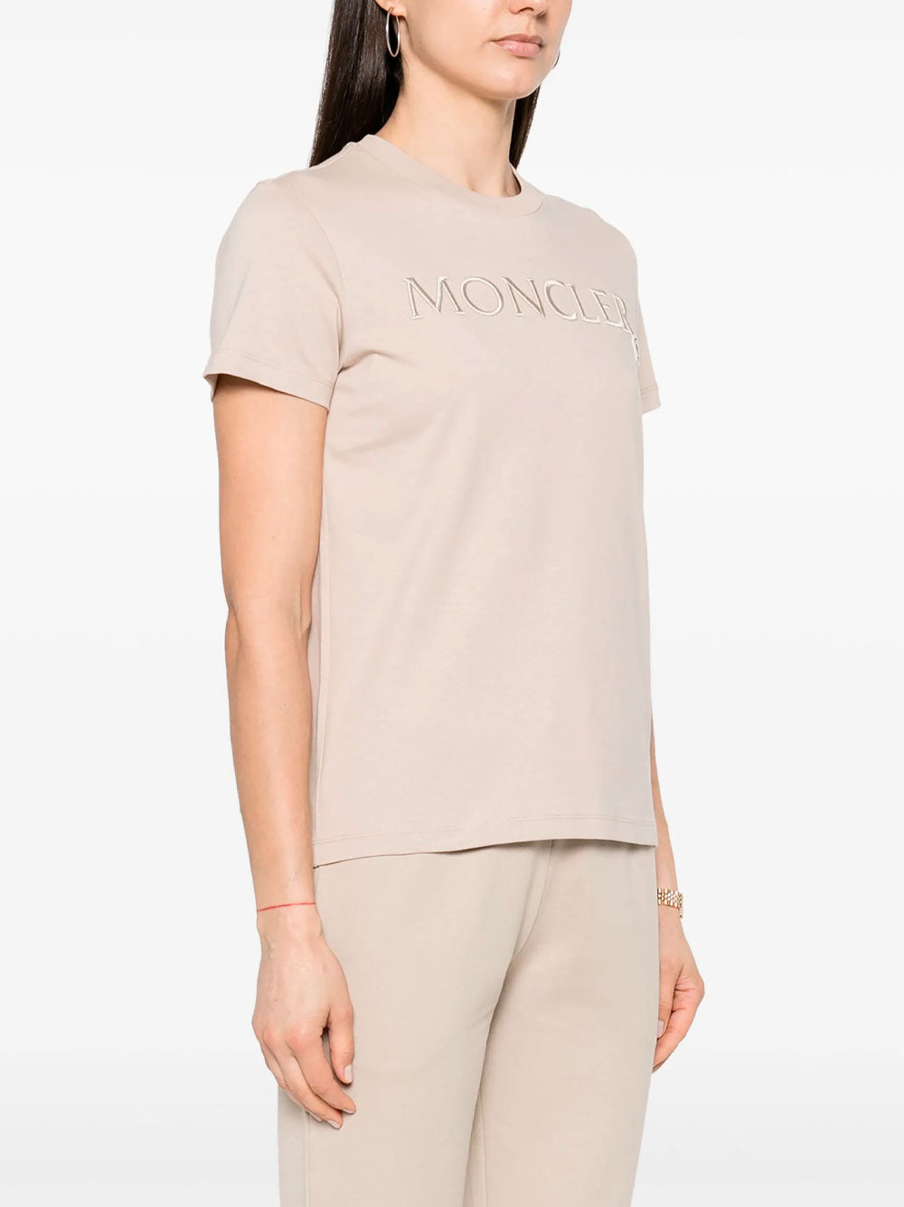 Camiseta con logo bordado