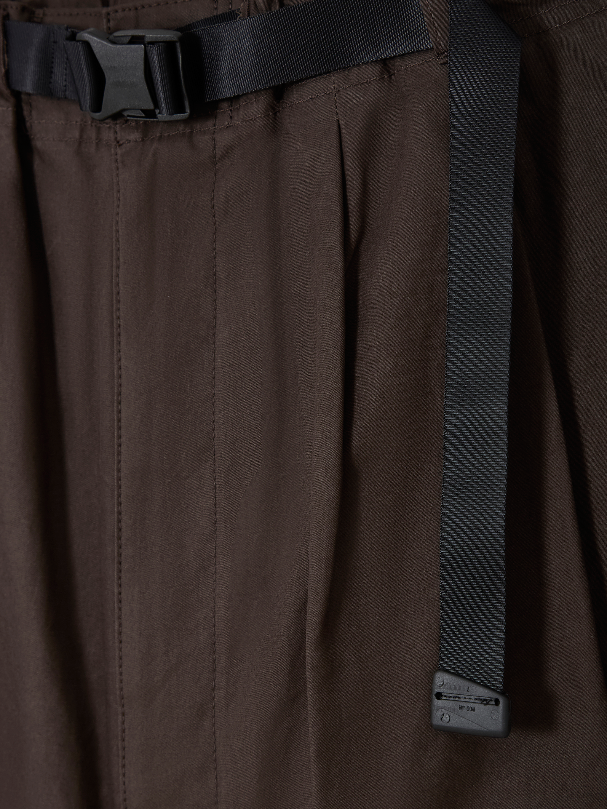 Clip buckle trousers