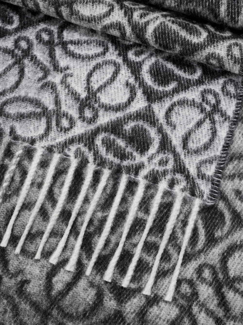 Anagram scarf