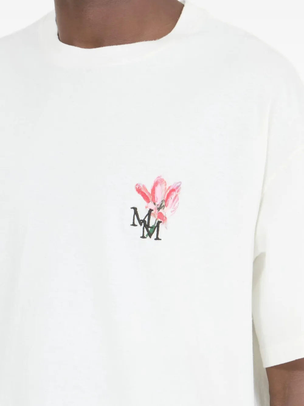 Camiseta con logo bordado