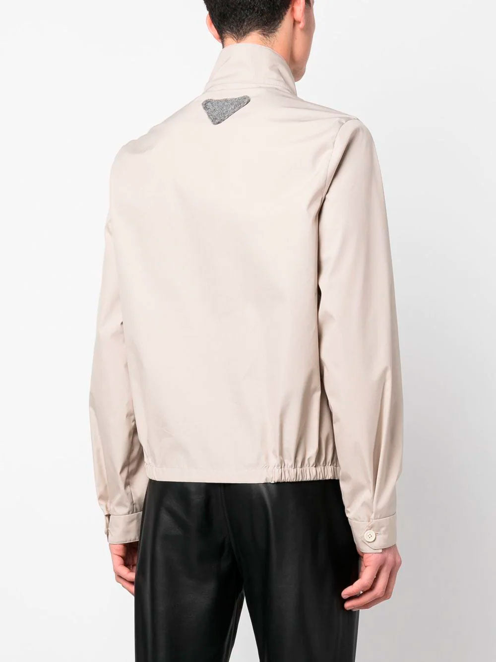 Cazadora con cremallera y logo triangular