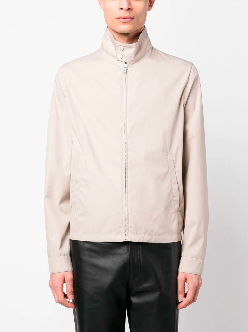 Cazadora con cremallera y logo triangular