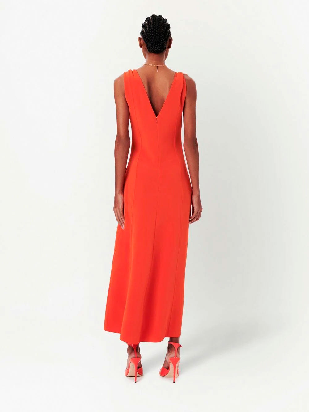 Vestido acampanado con hombros retorcidos