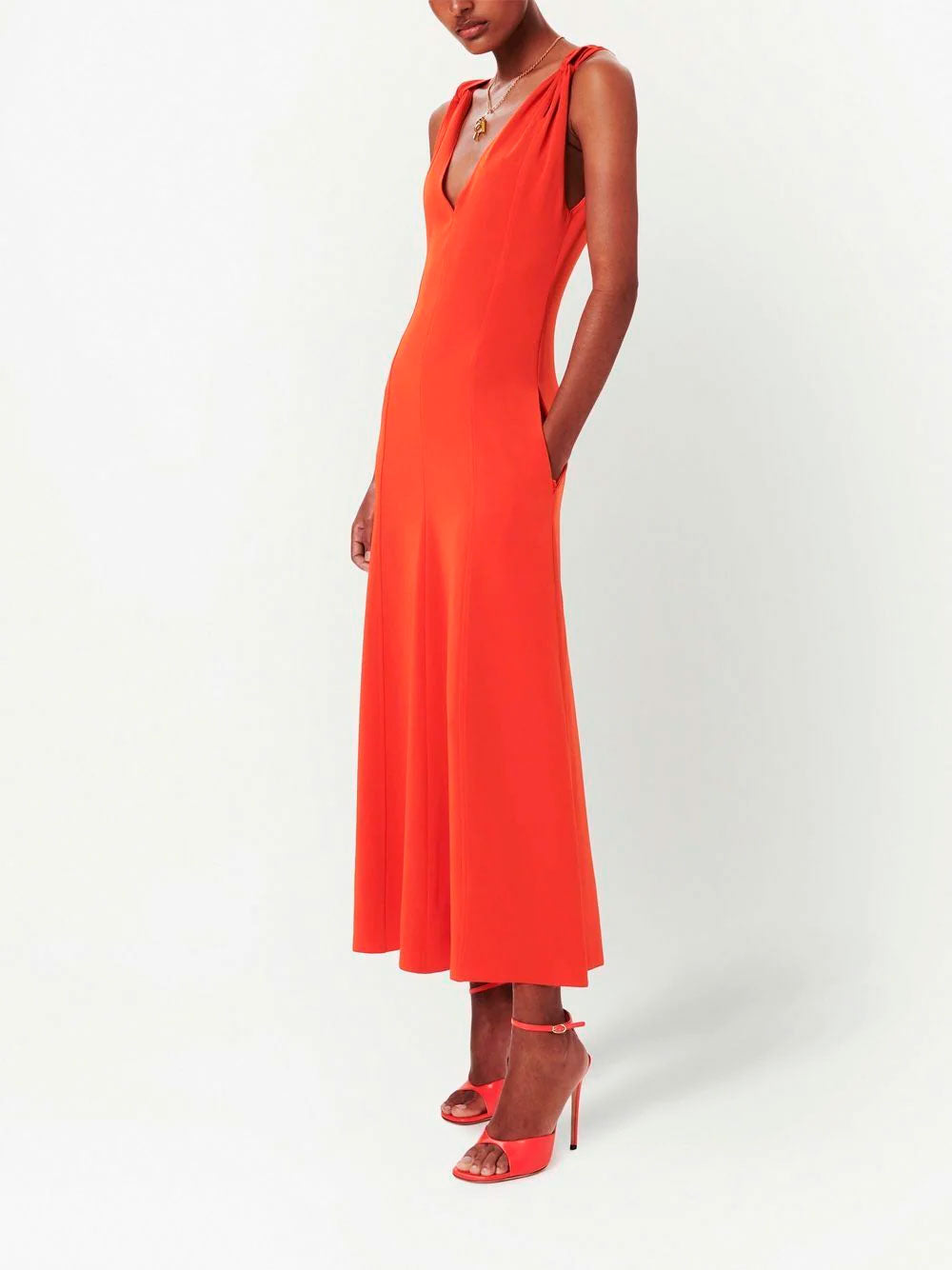 Vestido acampanado con hombros retorcidos