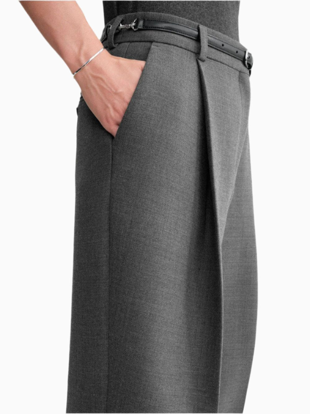 Pleated straight trousers