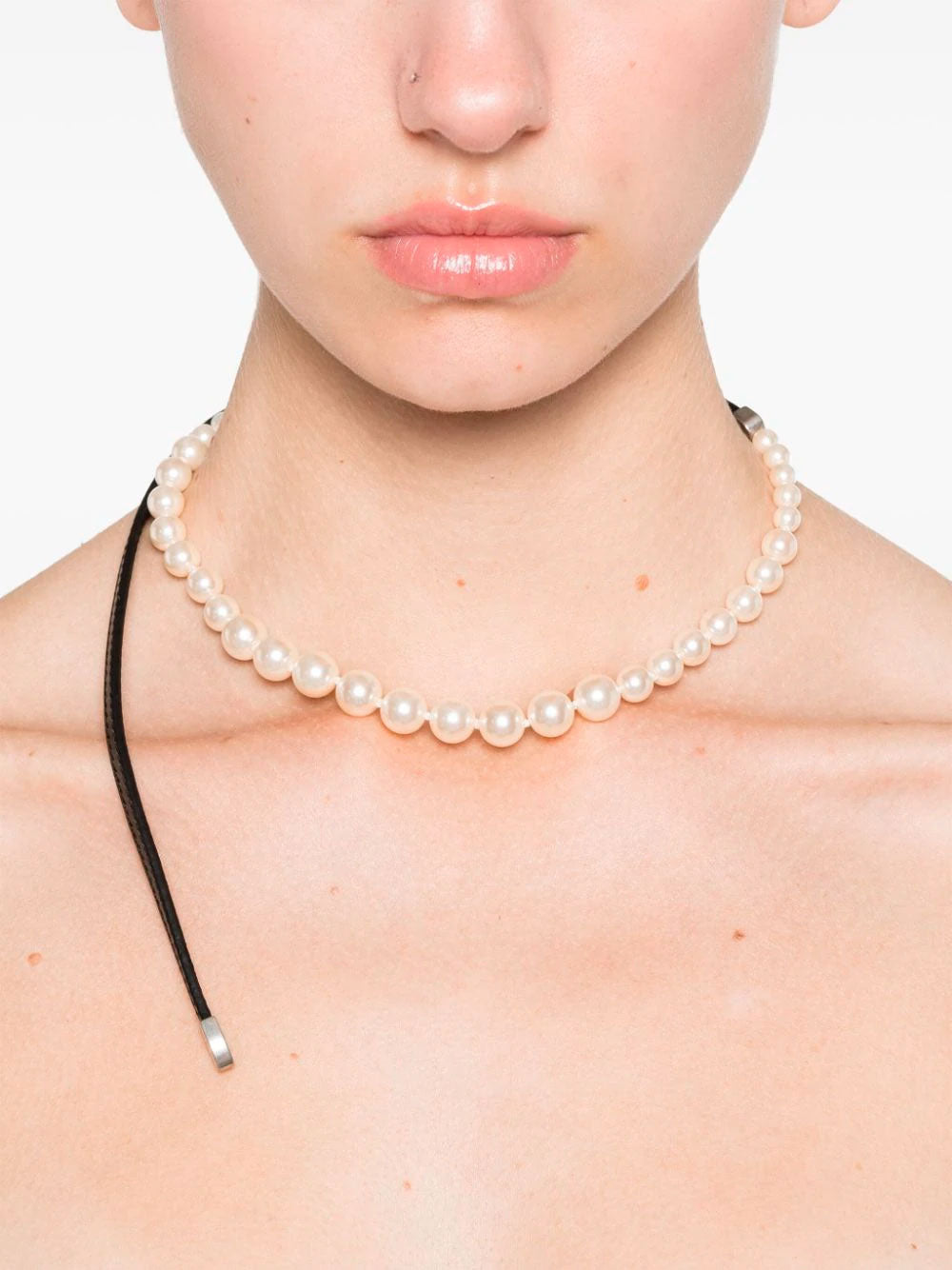 Collar de cuero con perlas