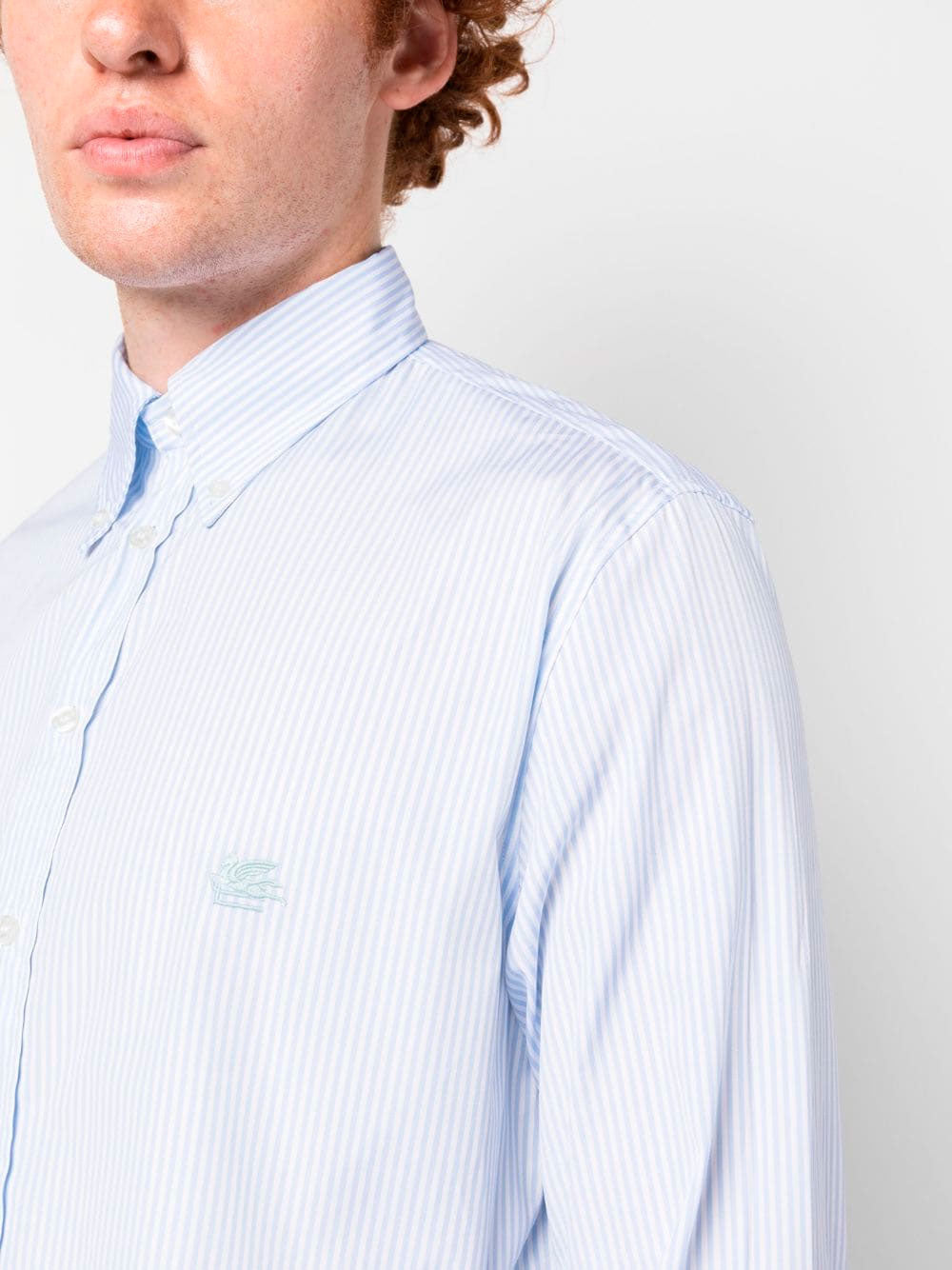 Camisa de rayas con logo bordado