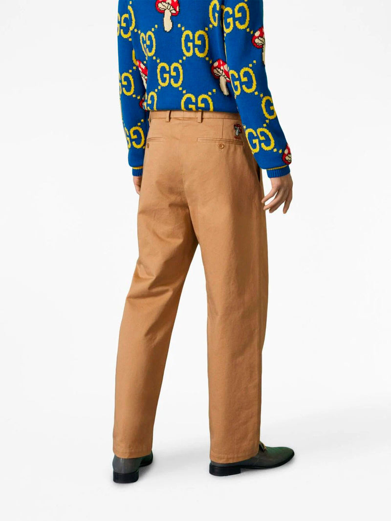 Pantalón con logotipo bordado