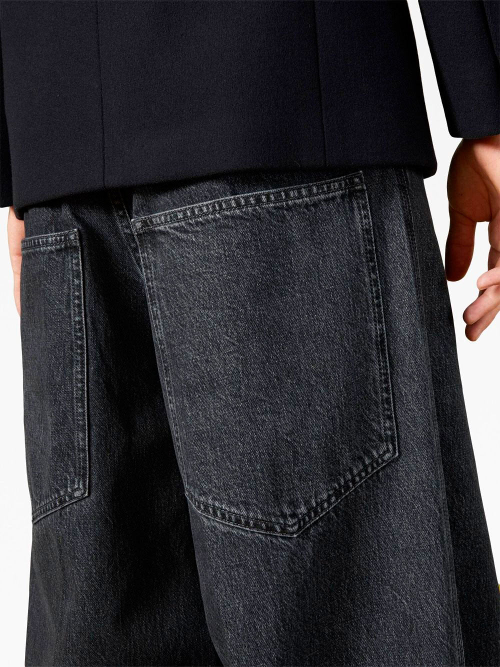Loose-fit jeans with raw-cut hem