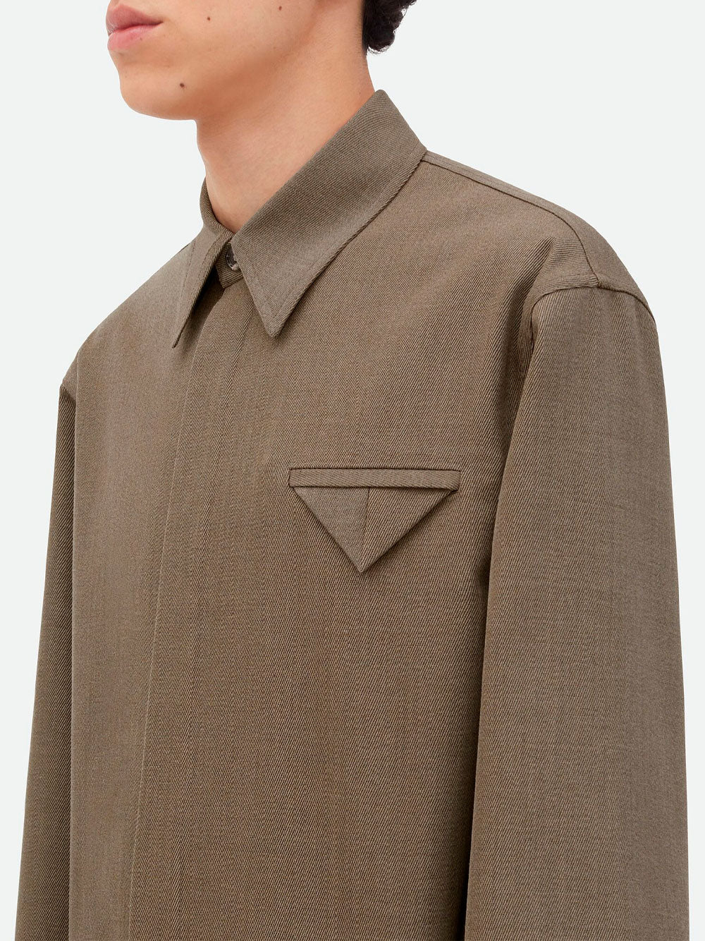 Camisa con bolsillo triangular