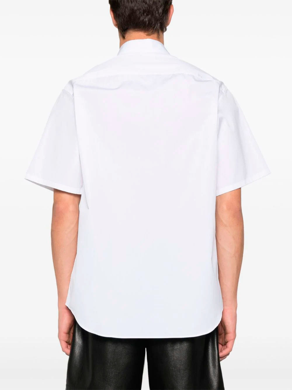 Camisa con logo triangular esmaltado