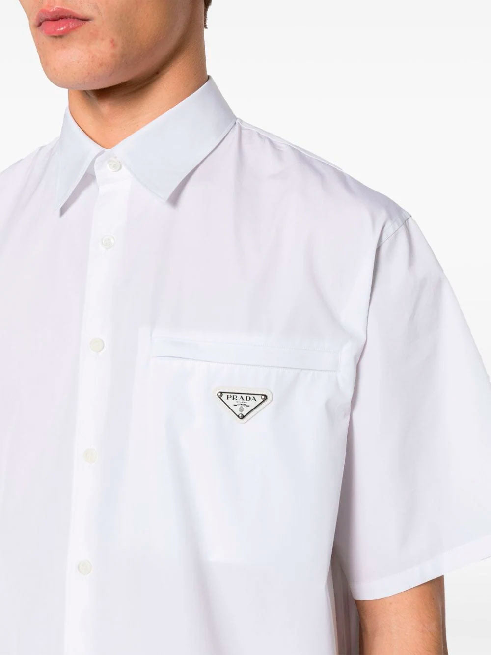 Camisa con logo triangular esmaltado