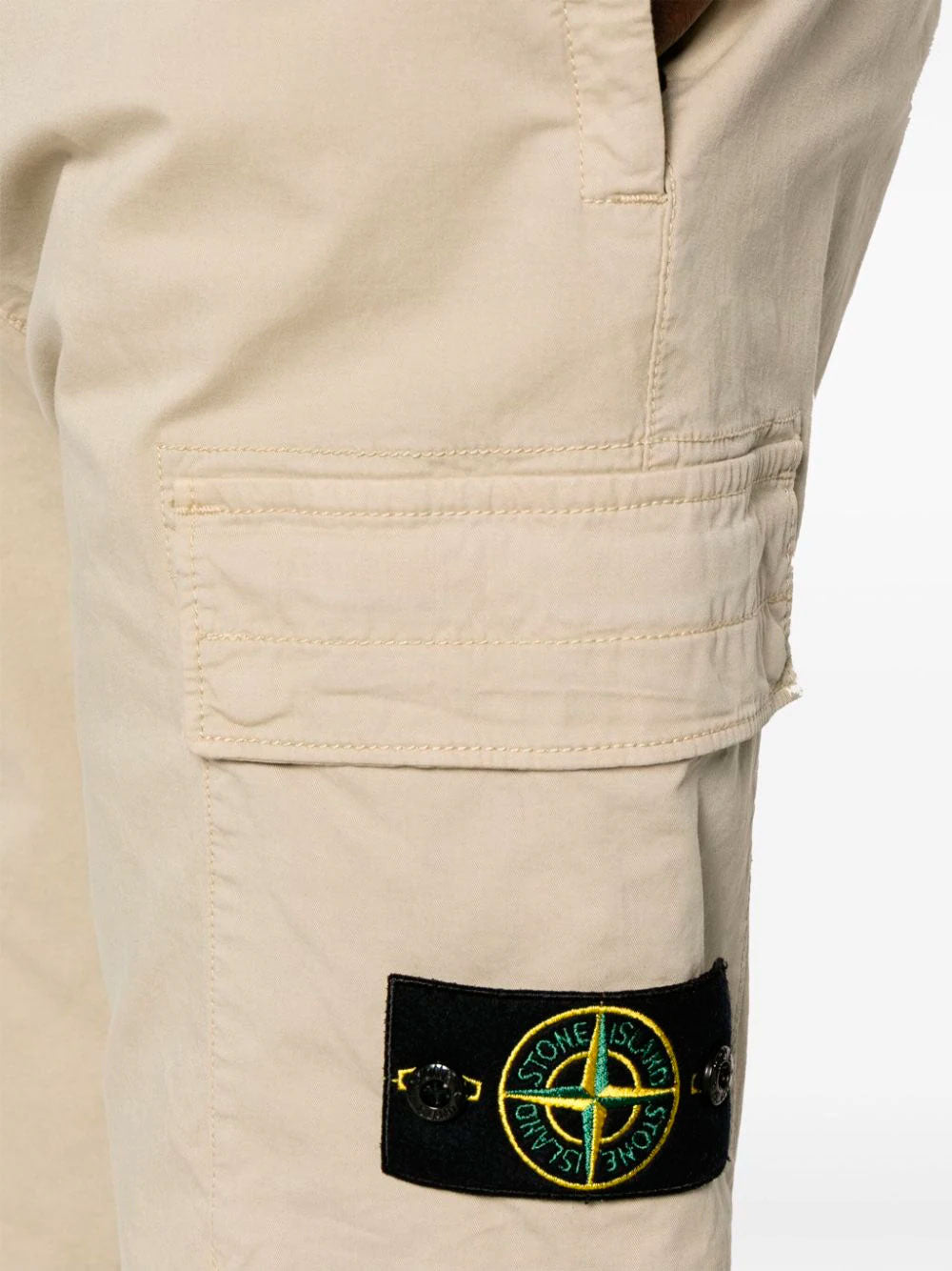 Pantalón con insignia Compass