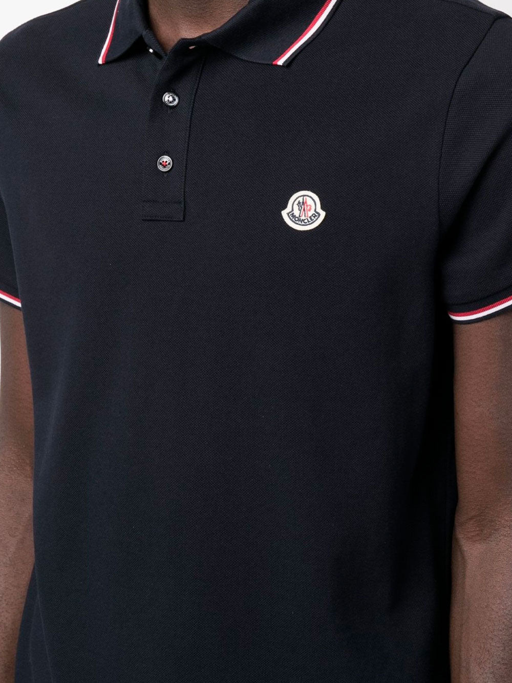 Polo con parche del logo