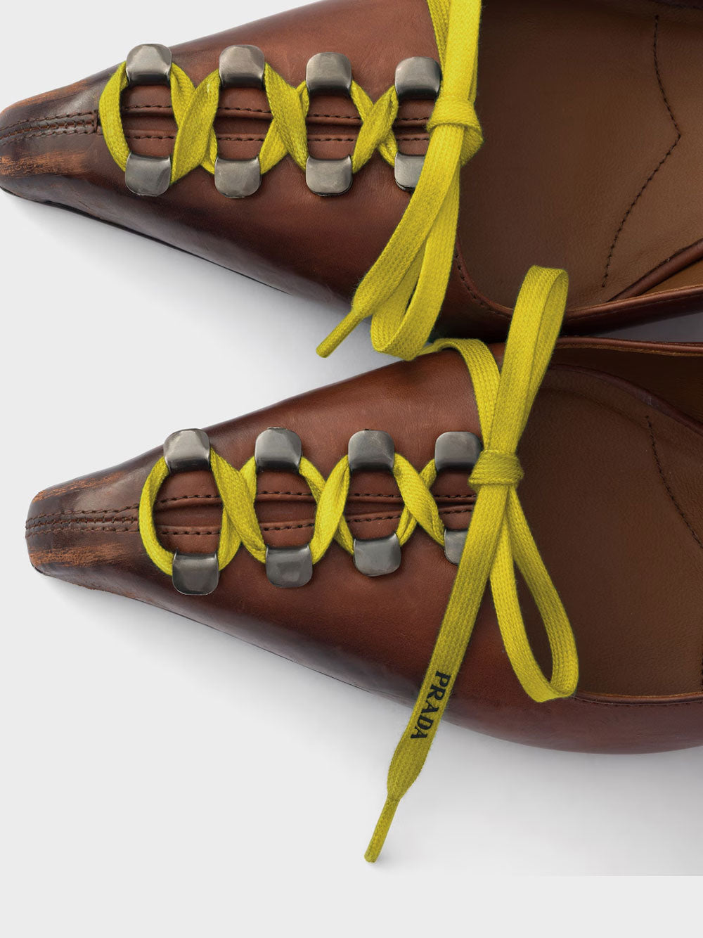 Zapatos con cordones
