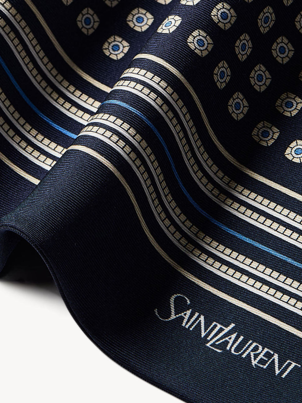 Lavalliere scarf