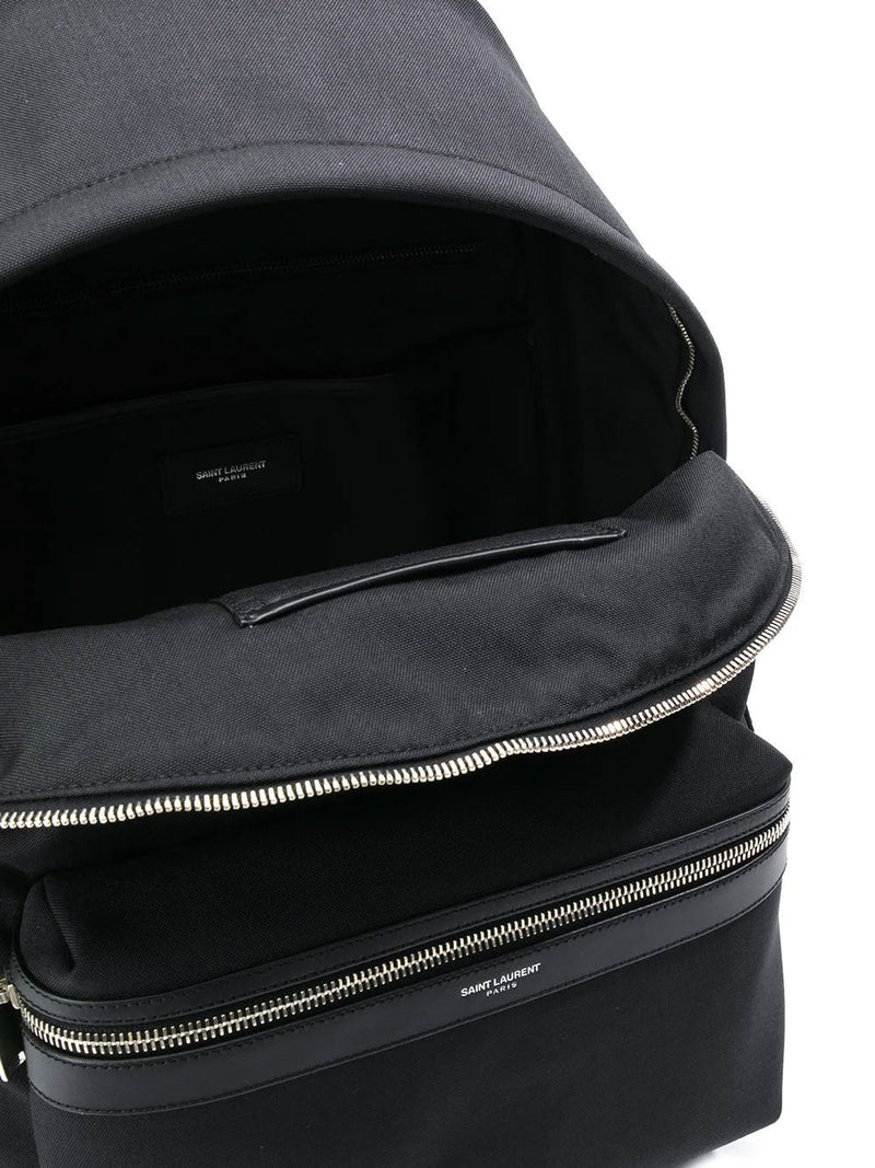 Backpack with zipper