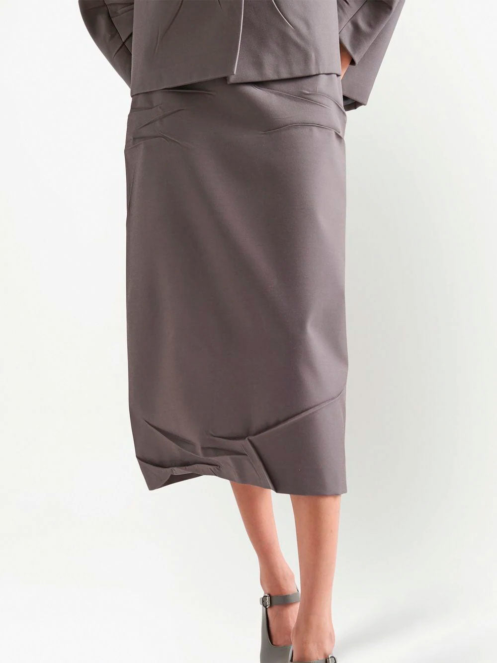 Falda midi con logo triangular